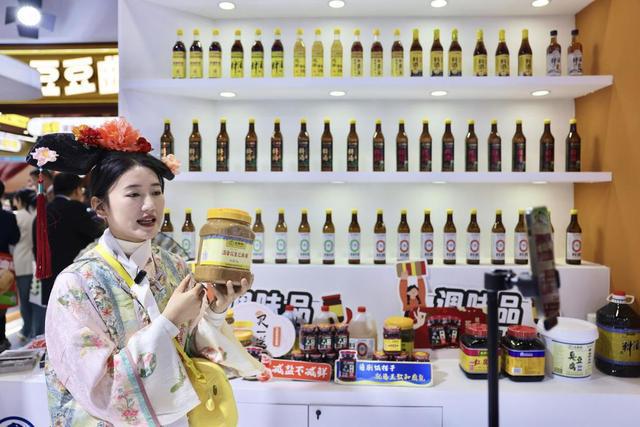 食品受捧 科技赋能老字号焕发新活力麻将胡了模拟器试玩王致和减盐减糖(图2)